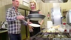 Aikuinen blondi huora keittiössä vittuile komean kokin kanssa Thumb